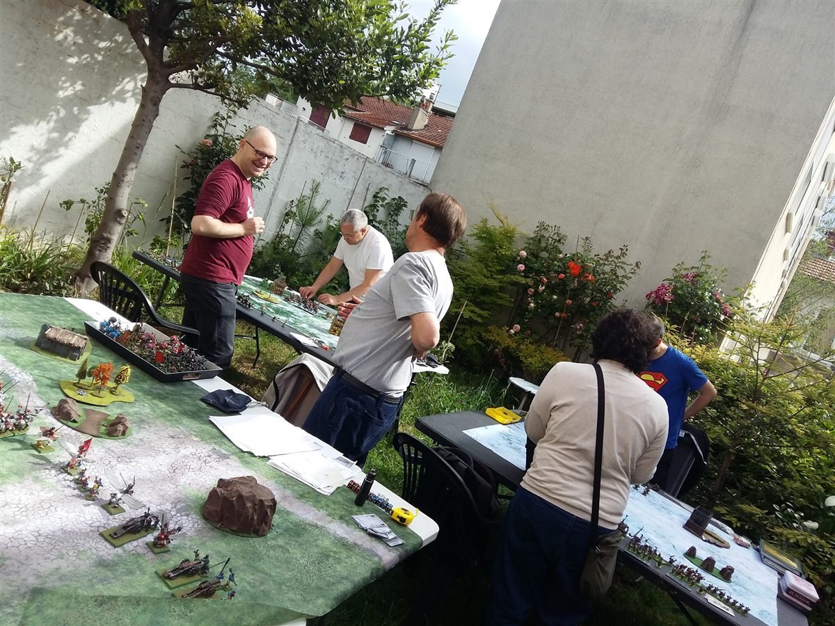 Table de wargame et figurines pendant une journee de jeu